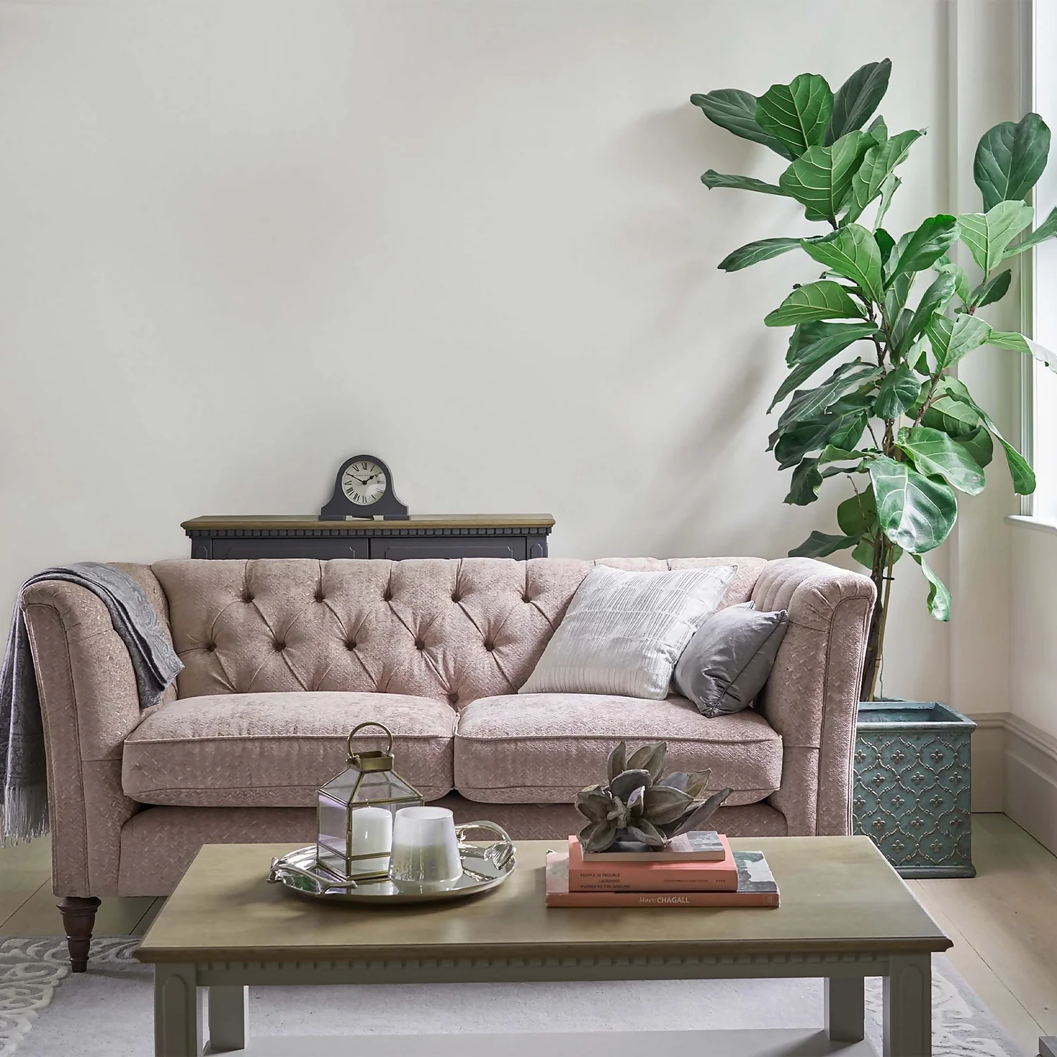 Laura Ashley Matt Emulsion Paint Dove Grey White - 2.5L 4 Laura Ashley Matt Emulsion Paint Dove Grey White - 2.5L - Image 2