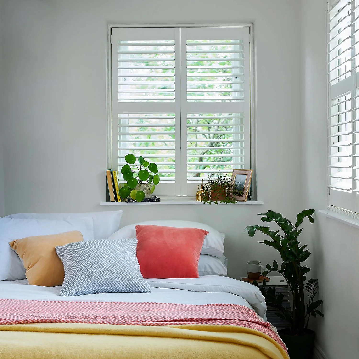 Laura Ashley Matt Emulsion Paint Soft Silver - 2.5L 4 Laura Ashley Matt Emulsion Paint Soft Silver - 2.5L - Image 2