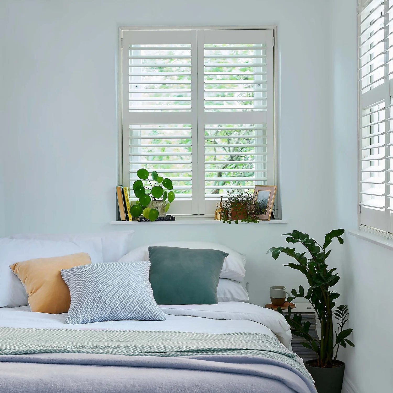 Laura Ashley Matt Emulsion Paint Seaspray White - 5L 4 Laura Ashley Matt Emulsion Paint Seaspray White - 5L - Image 2