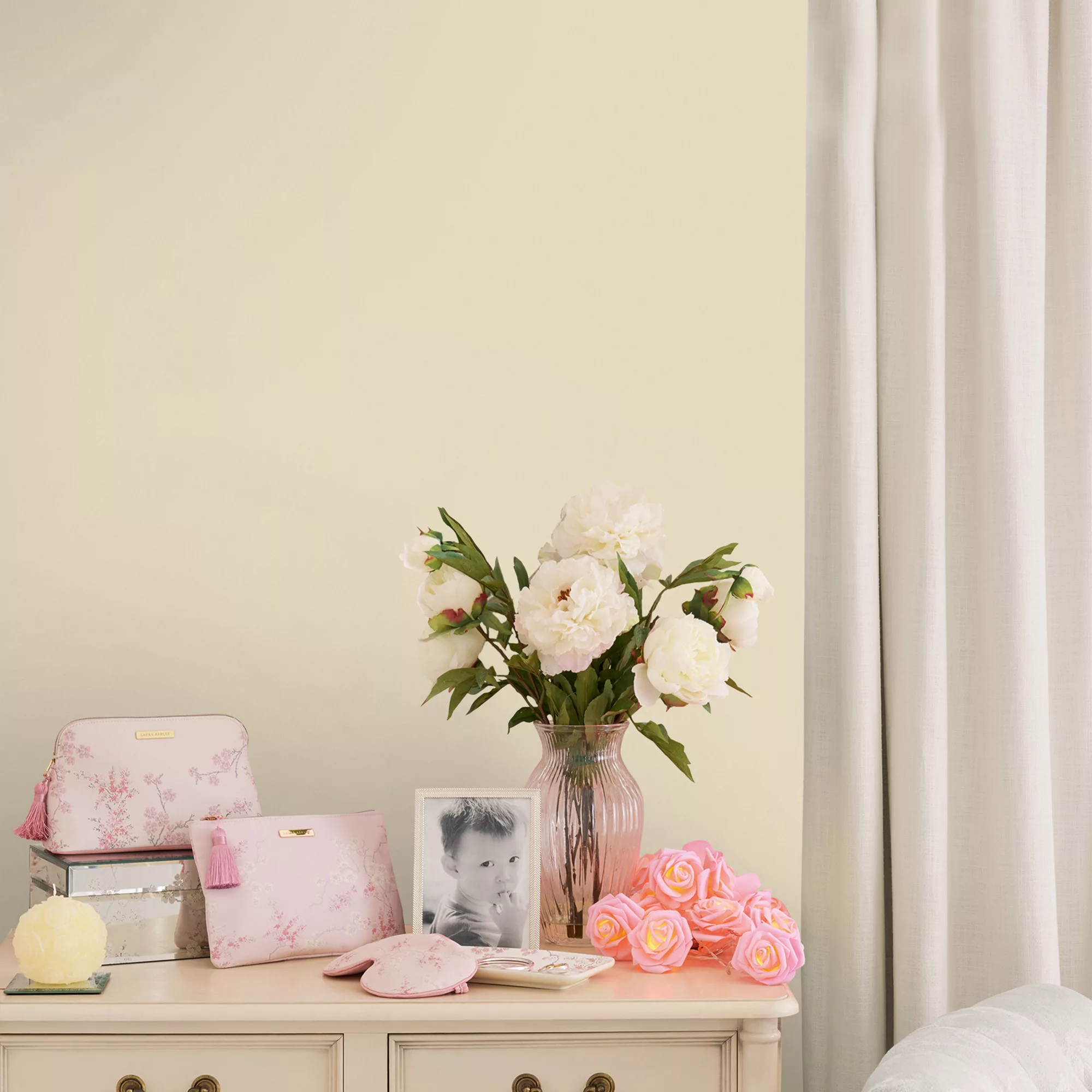 Laura Ashley Primrose White Eggshell Emulsion Paint, 750ml 5 Laura Ashley Primrose White Eggshell Emulsion Paint, 750ml - Image 3