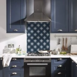 Laura Ashley Wicker Midnight Seaspray Geometric Glass Splashback, (H)750mm (W)600mm (T)6mm -Paint and Painting Supplies Store laura ashley wicker midnight seaspray geometric glass splashback h 750mm w 600mm t 6mm5060729155509 02i bq